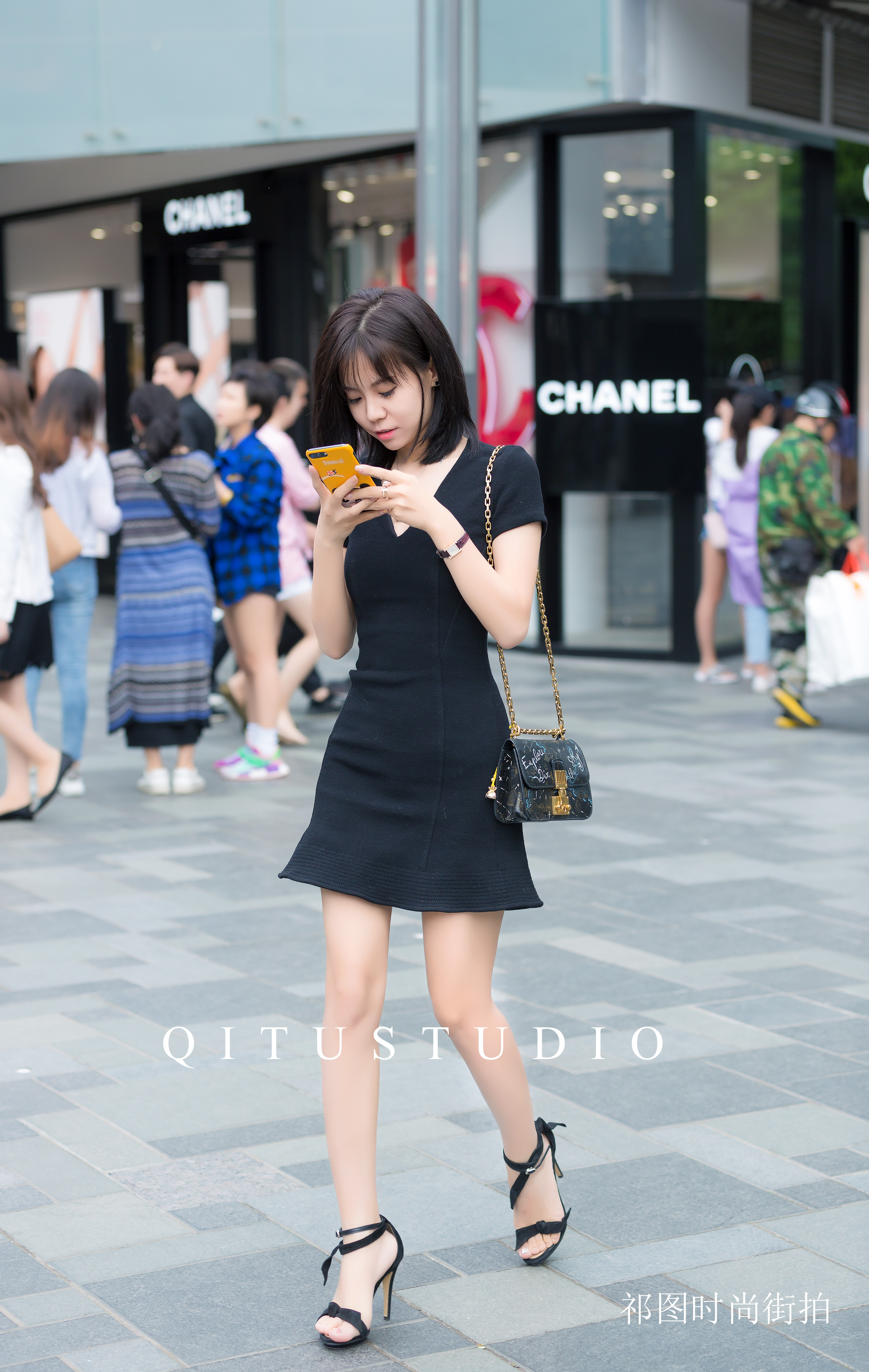 三里屯街拍:时尚优雅的黑色包臀鱼尾裙美女,曲线优美让人遐想