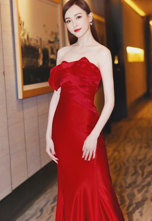 唐嫣红色拖尾礼裙性感,糖糖穿上这身红色礼服气质真是好的不要不要的
