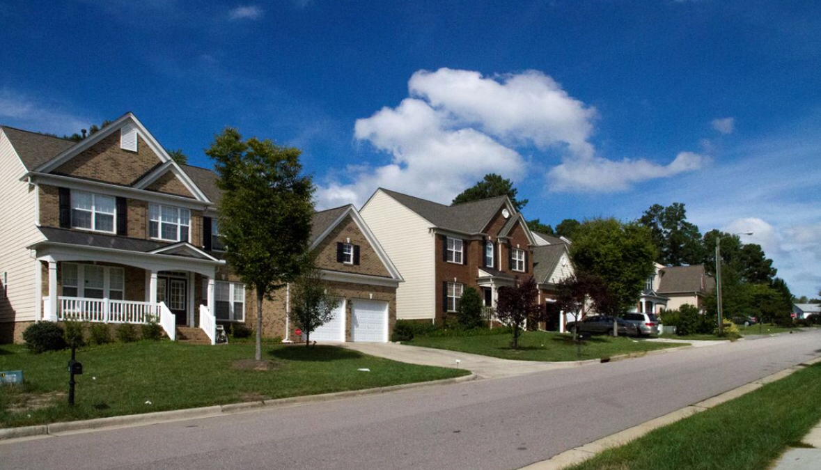 为什么美国房子庭院都不建围墙?不怕小偷吗?答案你万万想不到