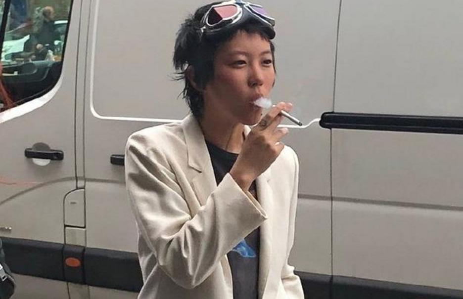 窦靖童街头吸烟耍帅,姿势酷似王菲,一看就是亲生的!