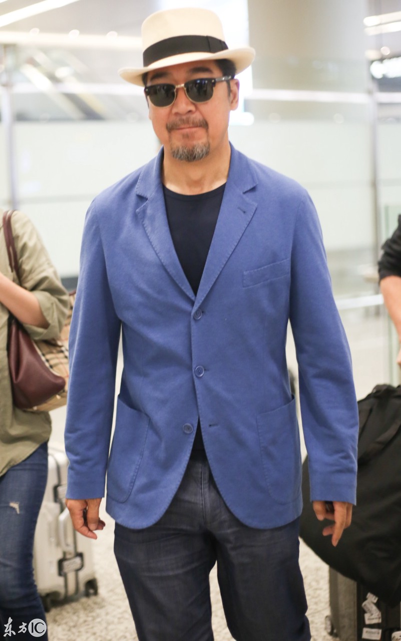 2018年5月23日,大明星张国立现身上海机场.蓝色西服,黑眼镜,礼帽.