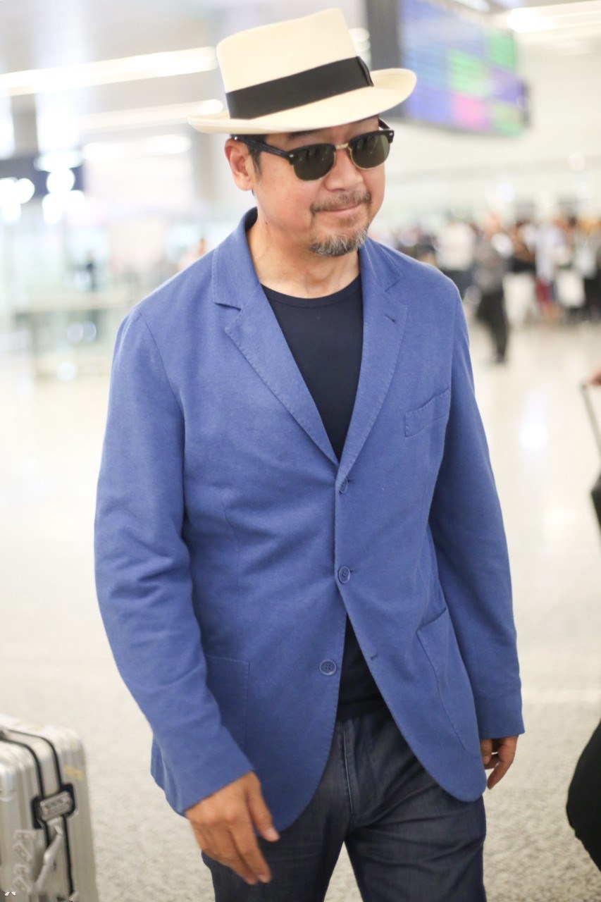2018年5月23日,大明星张国立现身上海机场.蓝色西服,黑眼镜,礼帽.