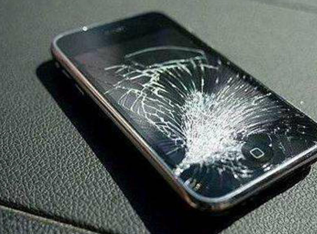 孩子上课玩手机,老师直接把手机砸了,结果孩子妈这样做