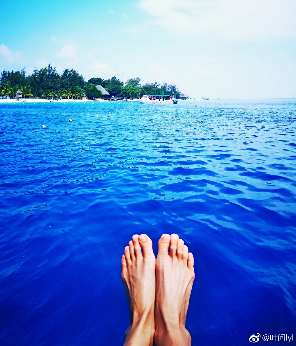 50岁健身女神刘叶琳晒海船照,身材依旧火辣,双脚尽显"老态"