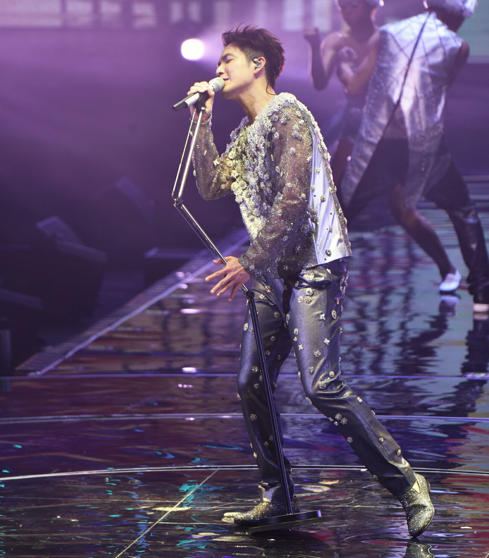 唱歌拿着立麦的钟汉良光芒万丈,他是舞台小王子