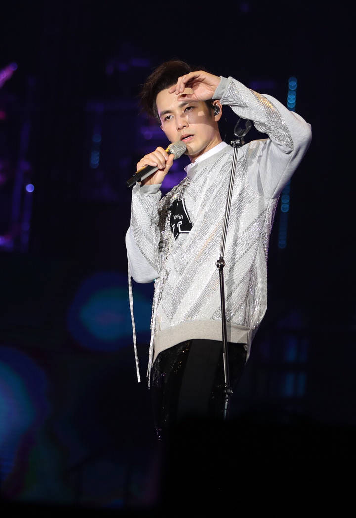 唱歌拿着立麦的钟汉良光芒万丈,他是舞台小王子