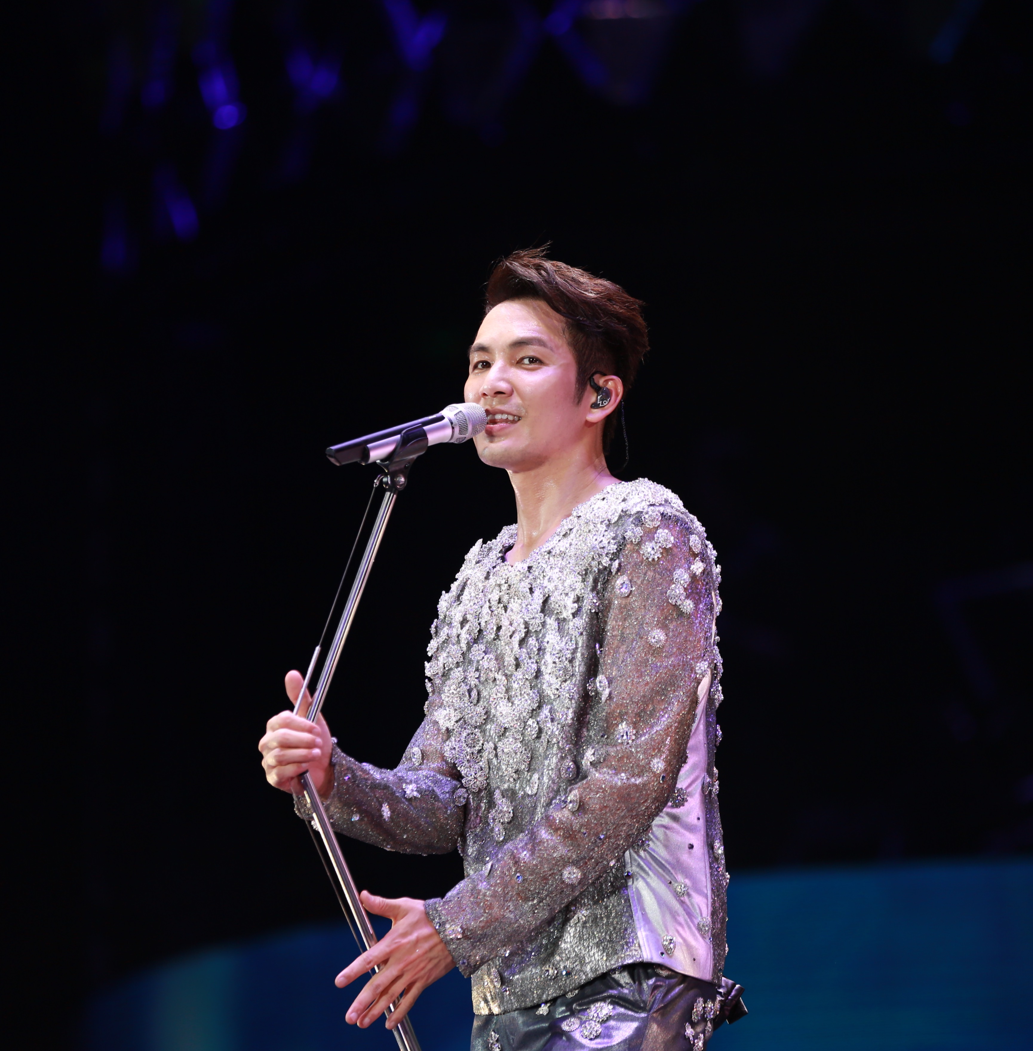 唱歌拿着立麦的钟汉良光芒万丈,他是舞台小王子
