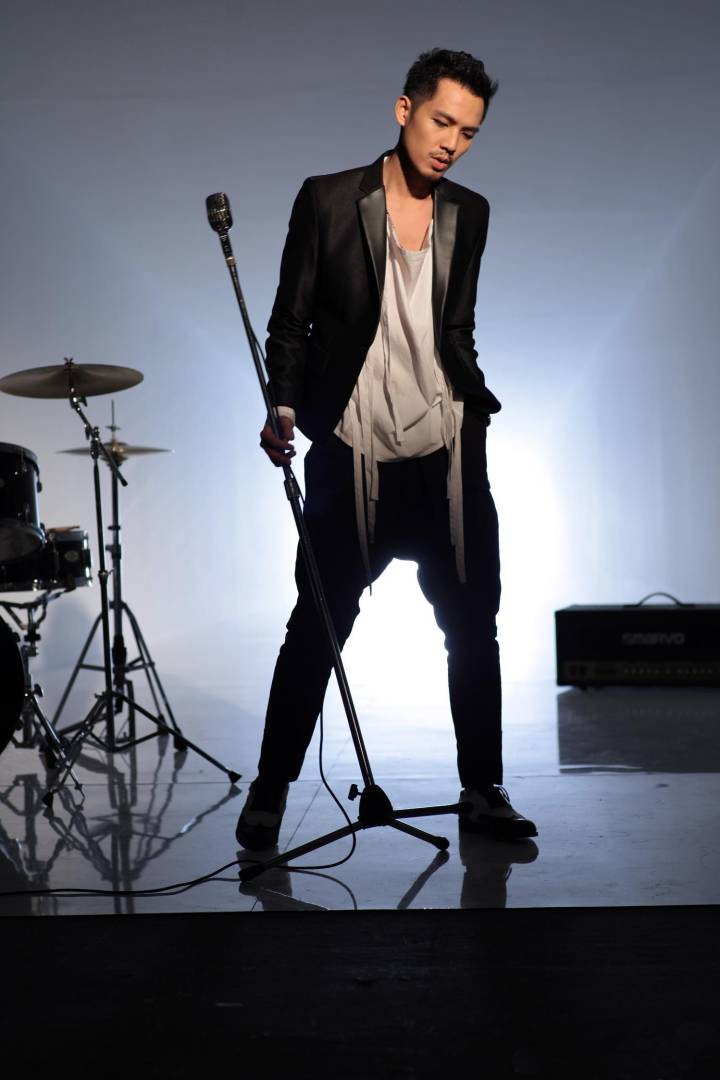 唱歌拿着立麦的钟汉良光芒万丈,他是舞台小王子