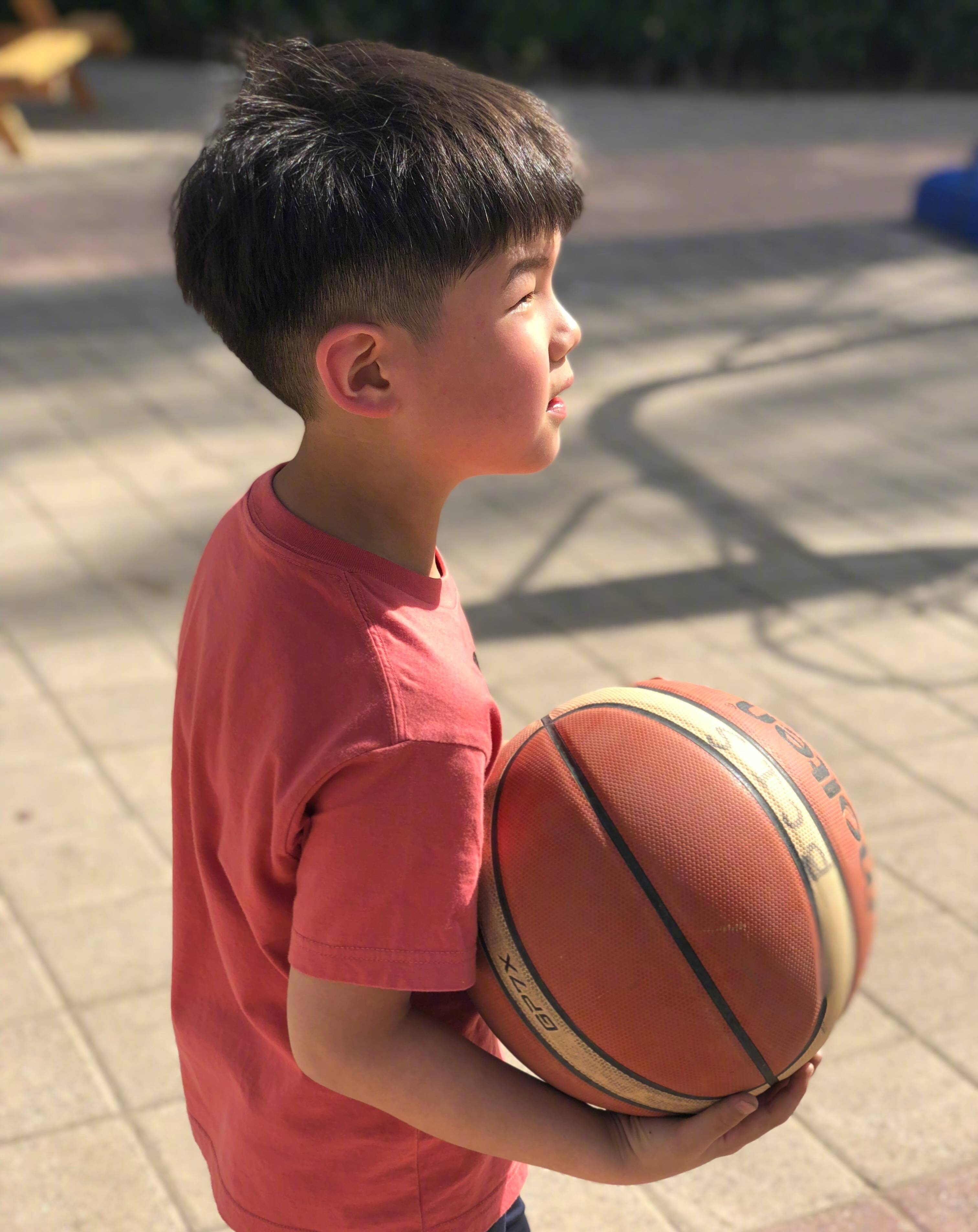 胡可晒儿子安吉打篮球,小家伙脸热的通红,好可爱