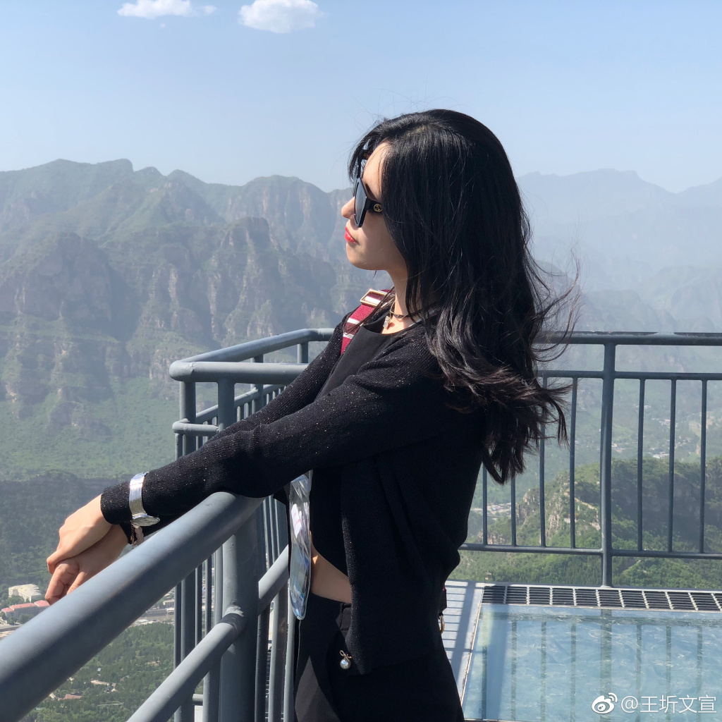 90后女星王圻文宣山顶拍写真,轻松做出倒立,一字马动作