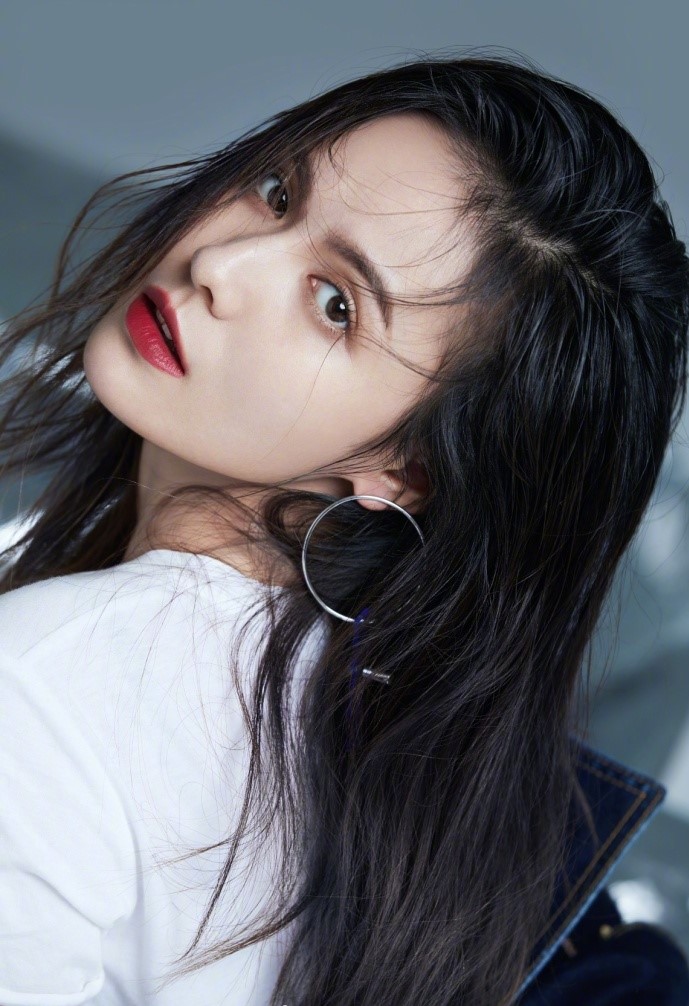 组图:郭子千全新清爽夏日写真,烈焰红唇简直让人挪不开眼