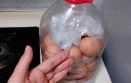 农民工为什么要把鸡蛋塞进塑料瓶里?