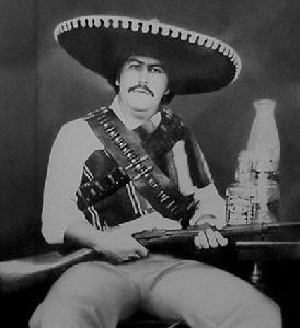 贩毒大富豪,得罪他的要么被杀要么老婆被轮奸,数千人却感激他