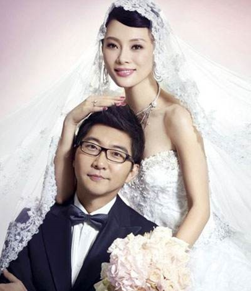 三,黄圣依,黄圣依在不久前重新和杨子照了一套婚纱照,还是非常好看的.