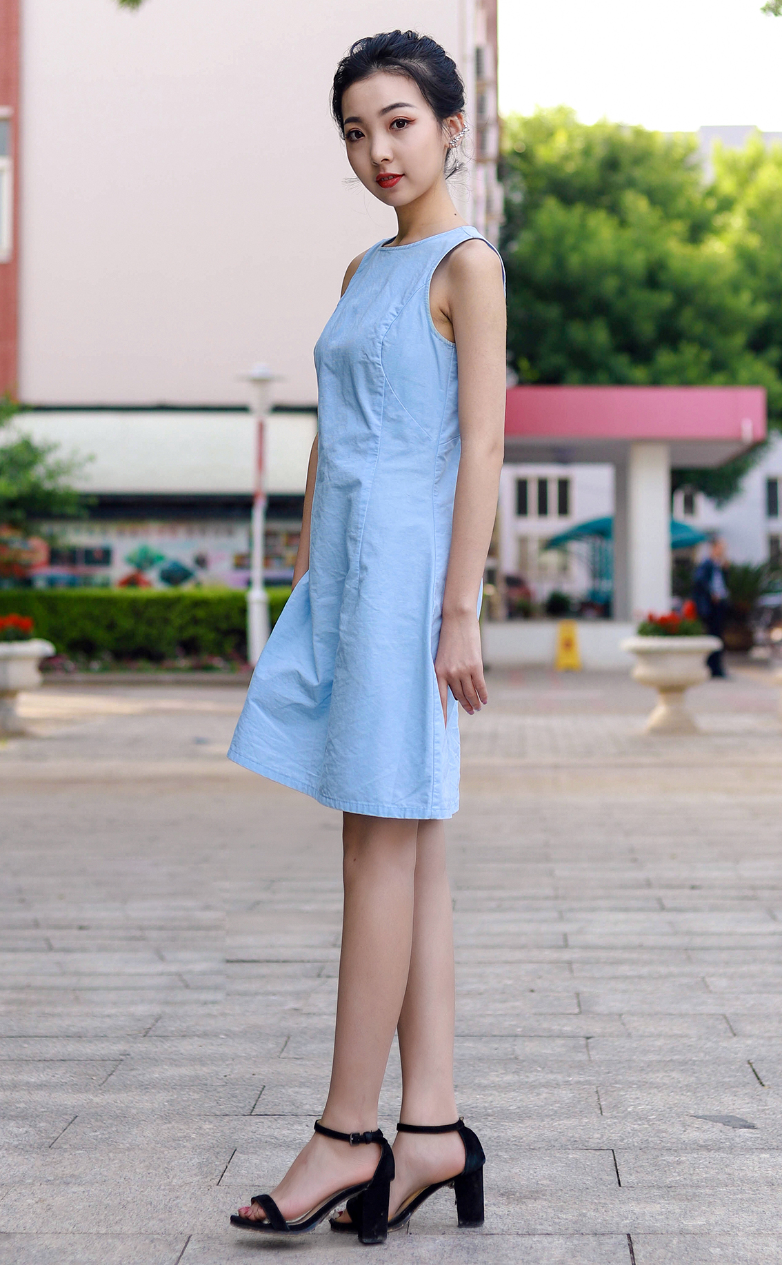 街拍:高跟鞋让妹子秀出白皙灵动的美足,走在街上瞬间性感加倍