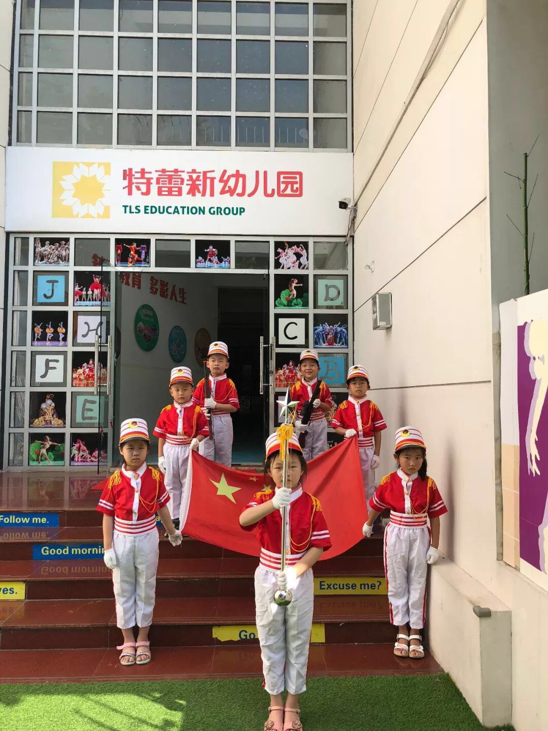 "小仪式,大情怀"— 宝安区特蕾新幼儿园每周一举行升旗仪式