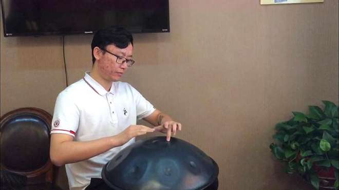 江苏千训90后音乐才子李青远用一种迷幻乐器hang drum即兴演奏