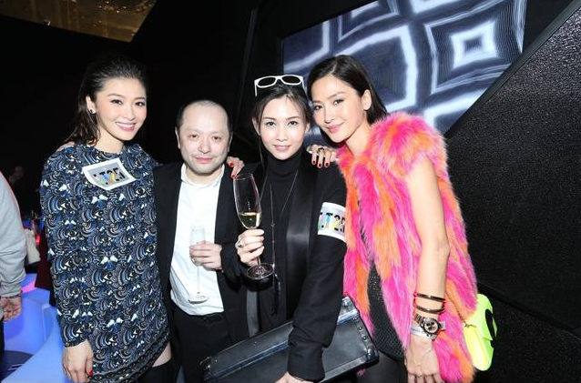 邱淑贞全家照片曝光,女儿大长腿瞩目,不输妈妈当年美貌