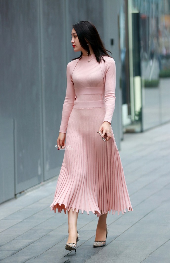 时尚街拍:粉色针织连衣裙,贴身效果让小姐姐好身材若隐若现!