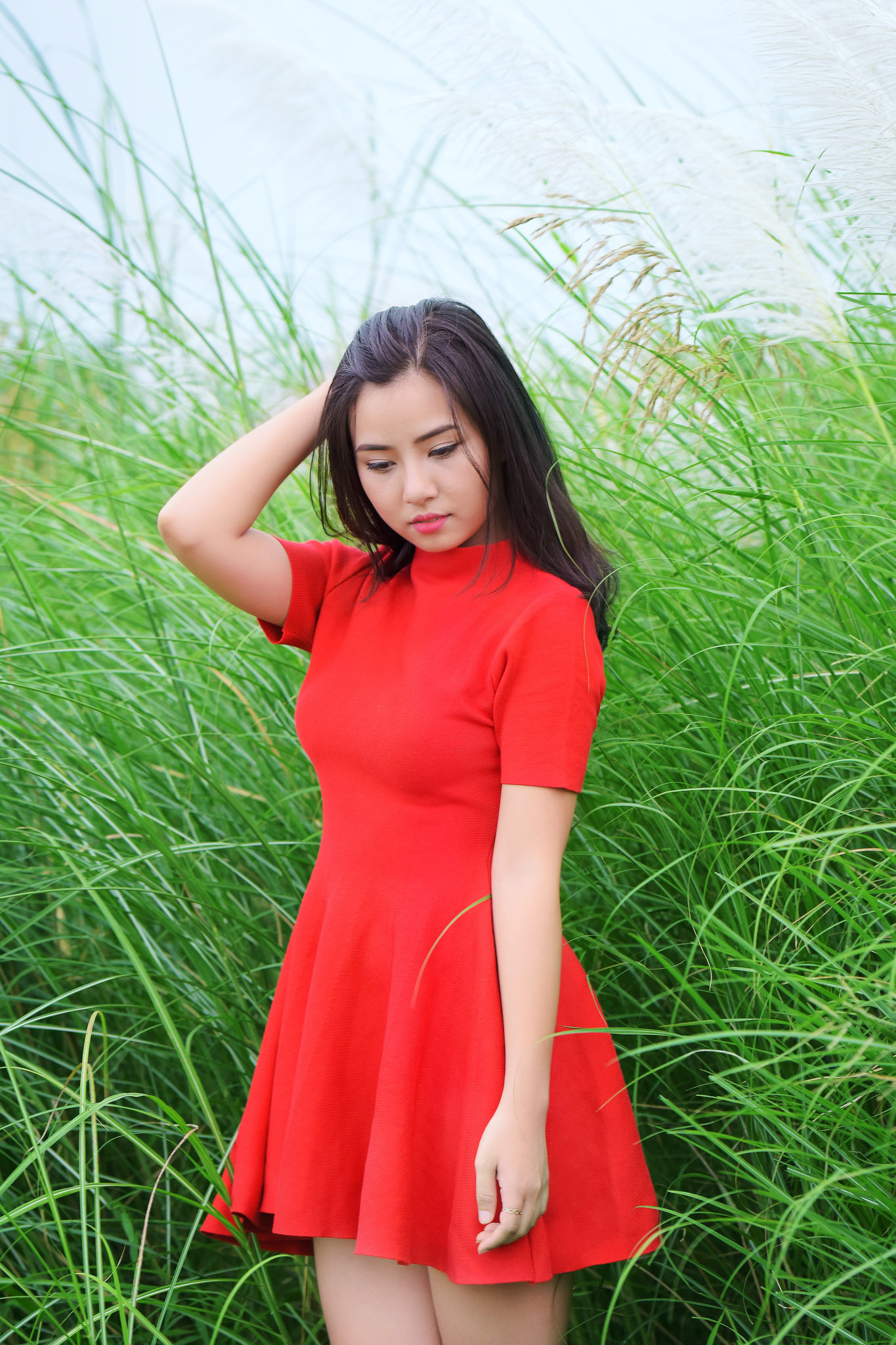 红裙子清纯越南美女,别有韵味