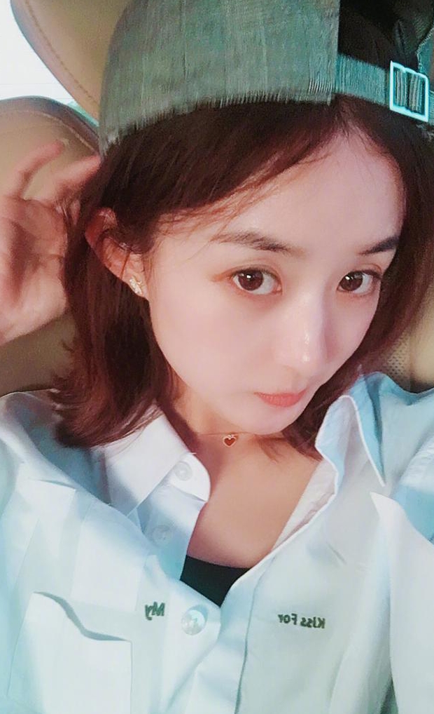 赵丽颖,自拍剪刀手萌出新高度,网友:美的无法直视!