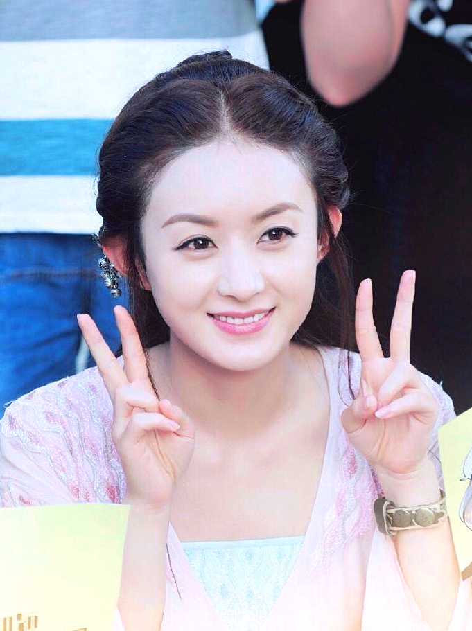 赵丽颖,自拍剪刀手萌出新高度,网友:美的无法直视!