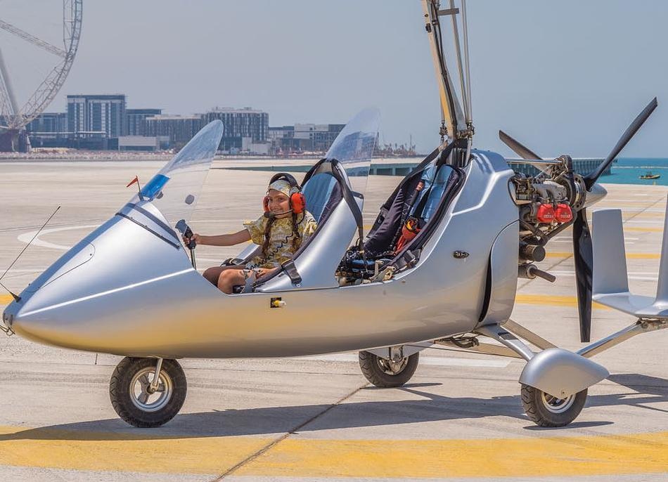 她乘私人飞机度假超奢侈,高空中伸手凹造型摆拍炫富不止,挥手大笑成