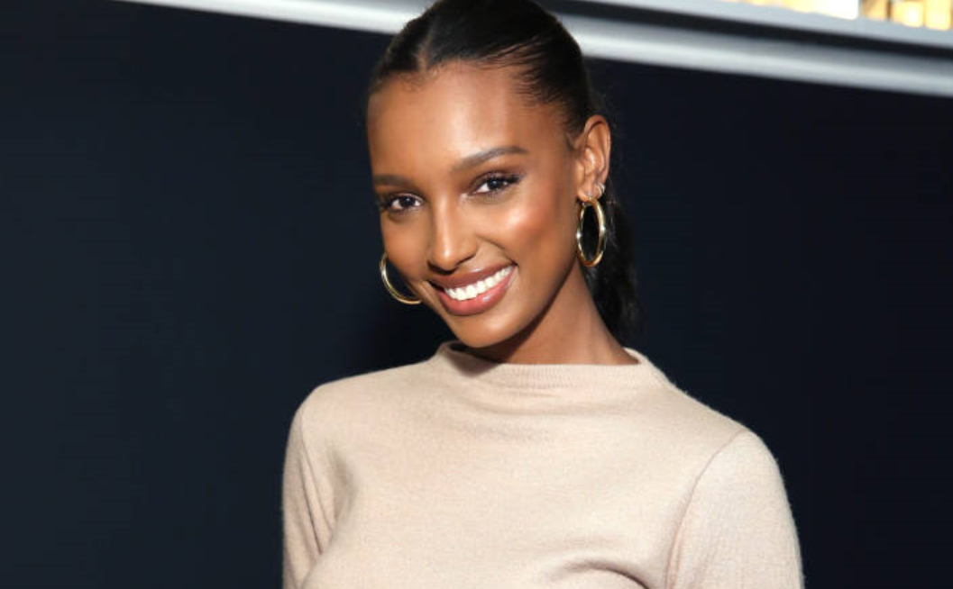 她曾被誉为超模界里的一颗黑珍珠,身为黑人却能得到白人的尊重