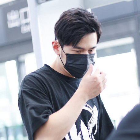 周杰伦现身机场,口罩遮面健步如飞,网友:最近奶茶又喝多了