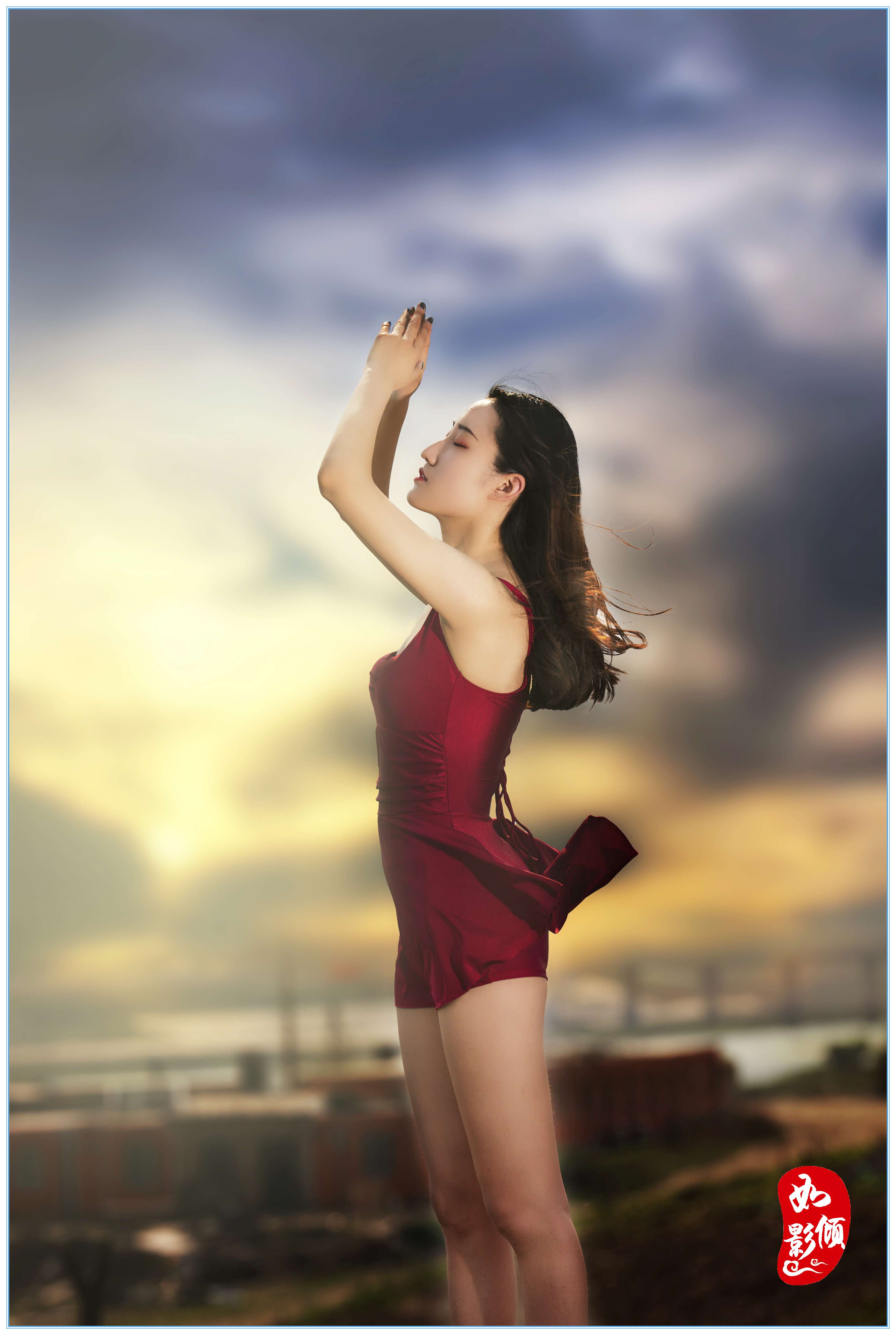 河边夕阳下红泳装美女,第二张裙摆都飘起来了