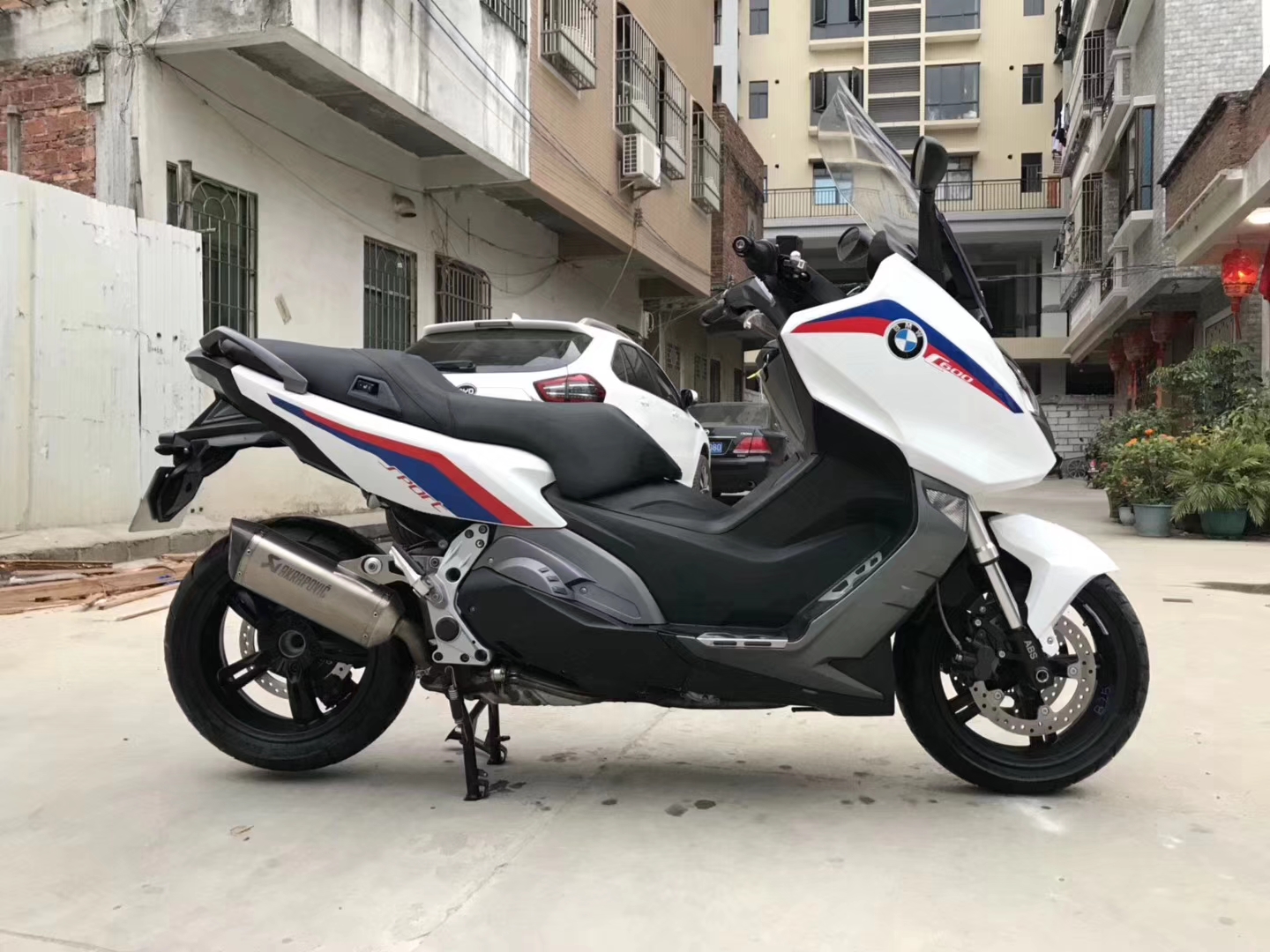 城中村里看到一辆宝马踏板车!