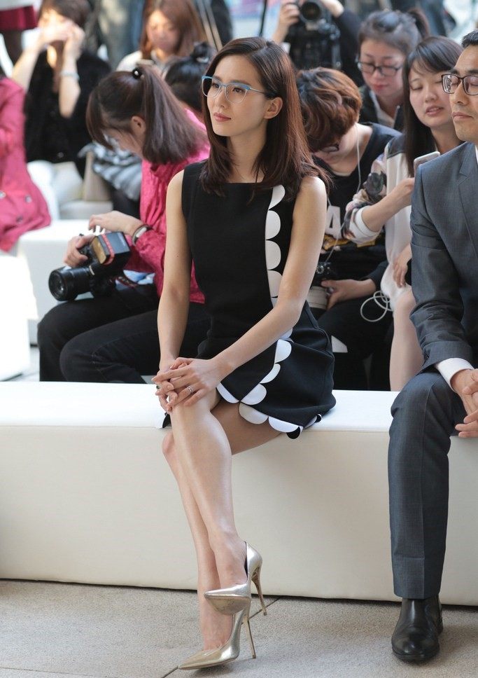 娱乐圈女明星防走光坐姿,我最服迪丽热巴,刘诗诗杨幂用手挡!