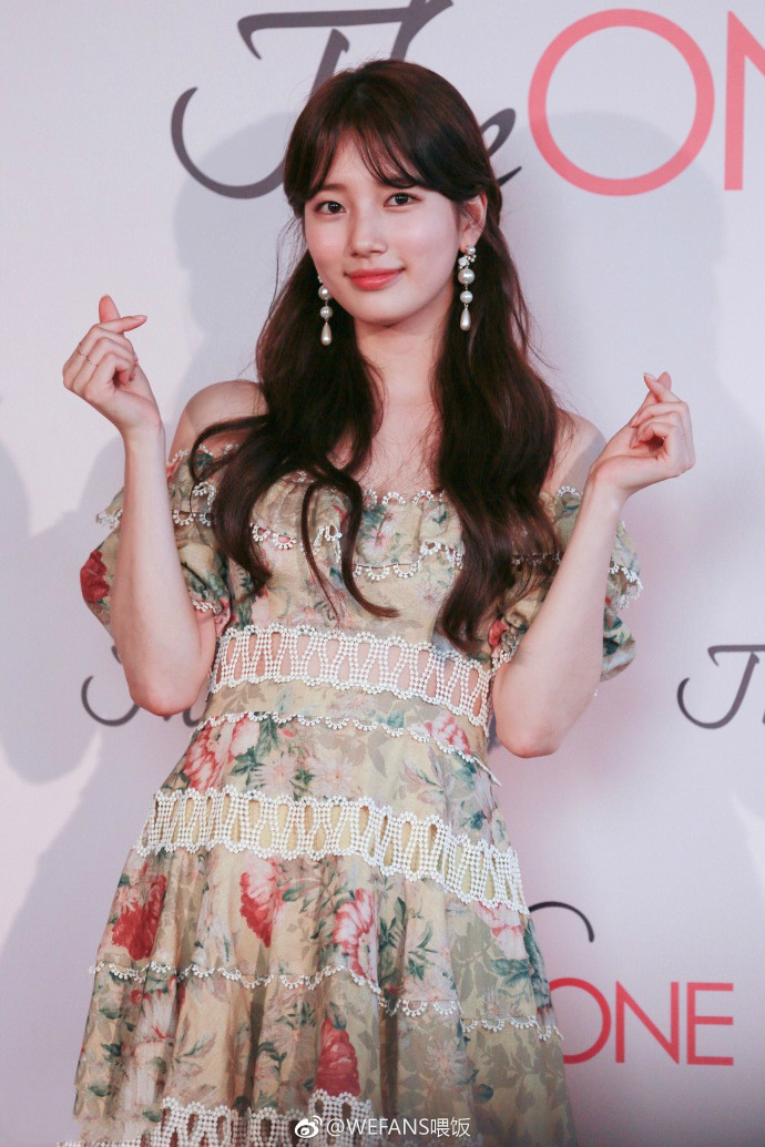 裴秀智穿连衣裙亮相粉丝见面会笑容甜美,比心双手捧脸卖萌好可爱