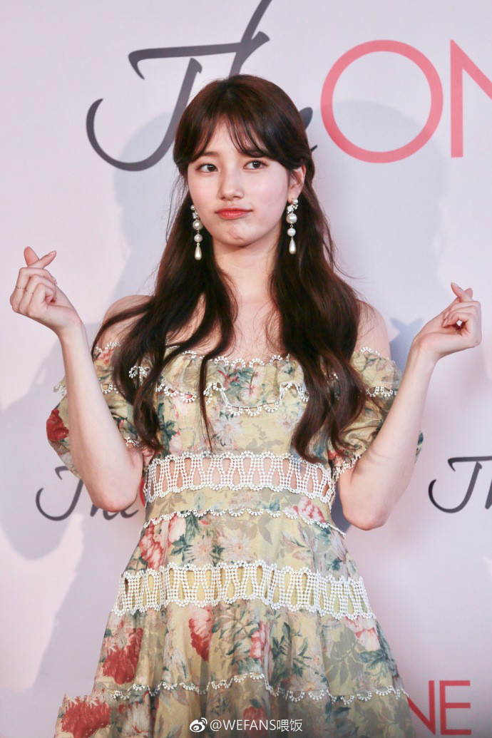 裴秀智穿连衣裙亮相粉丝见面会笑容甜美,比心双手捧脸卖萌好可爱