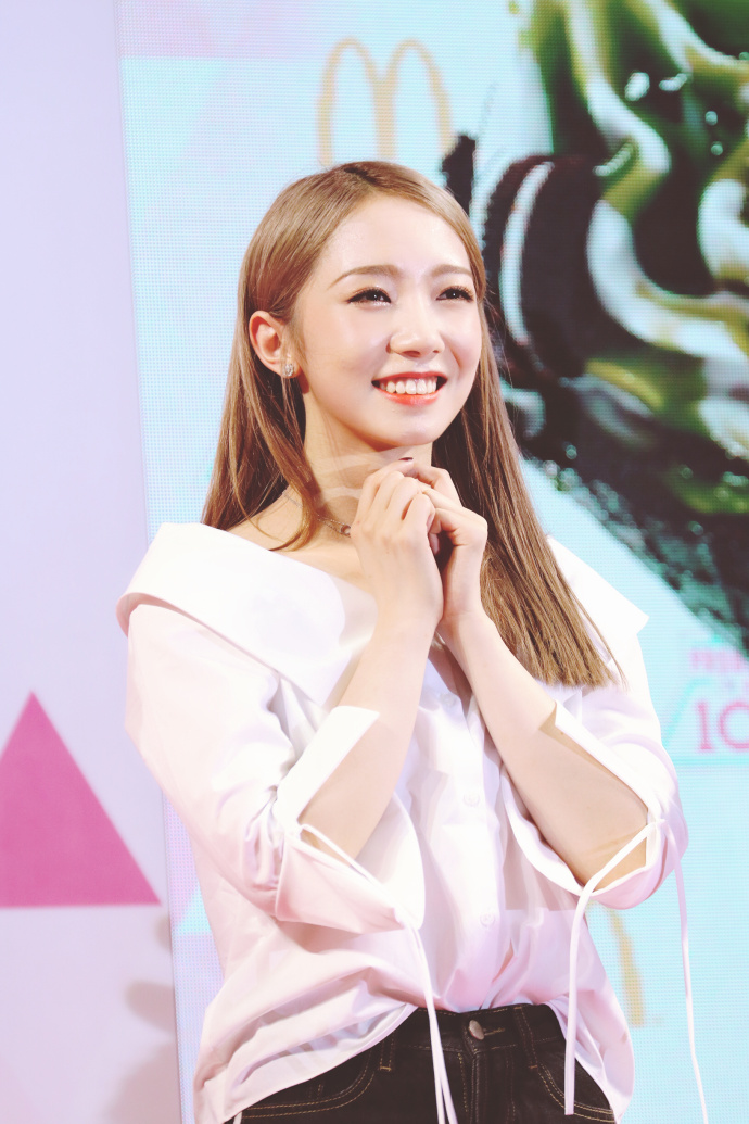 孟美岐亮相粉丝见面会肤白貌美笑容甜美,比心双手捧脸卖萌好可爱