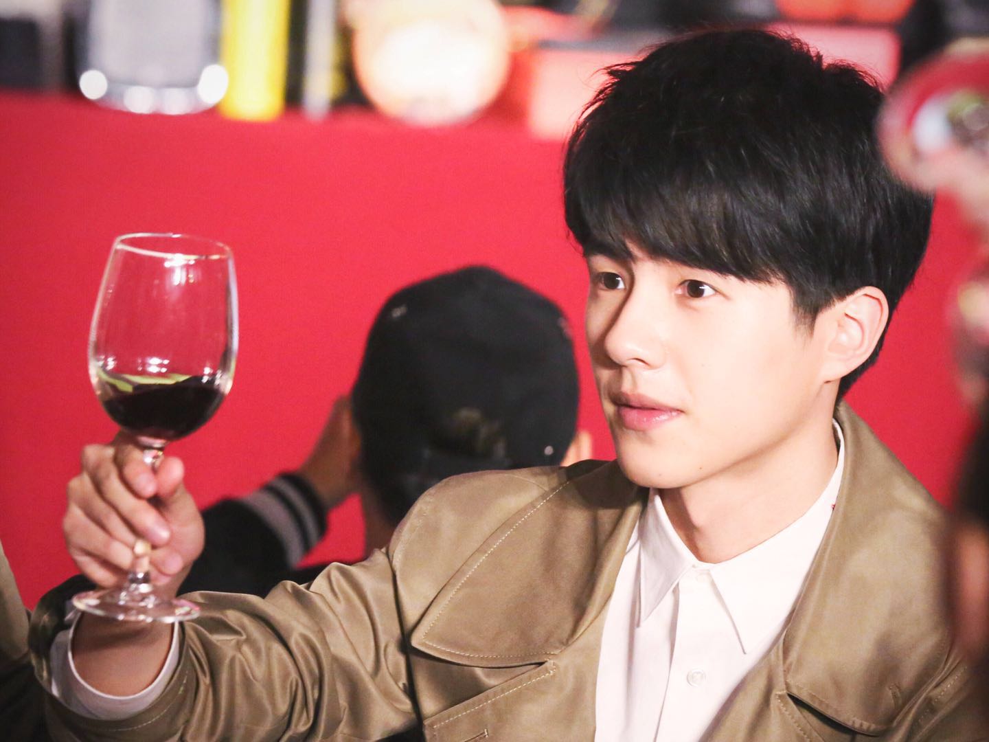 吴亦凡酒量大,刘昊然一口闷,王俊凯喝完做了这件事大家超开心!