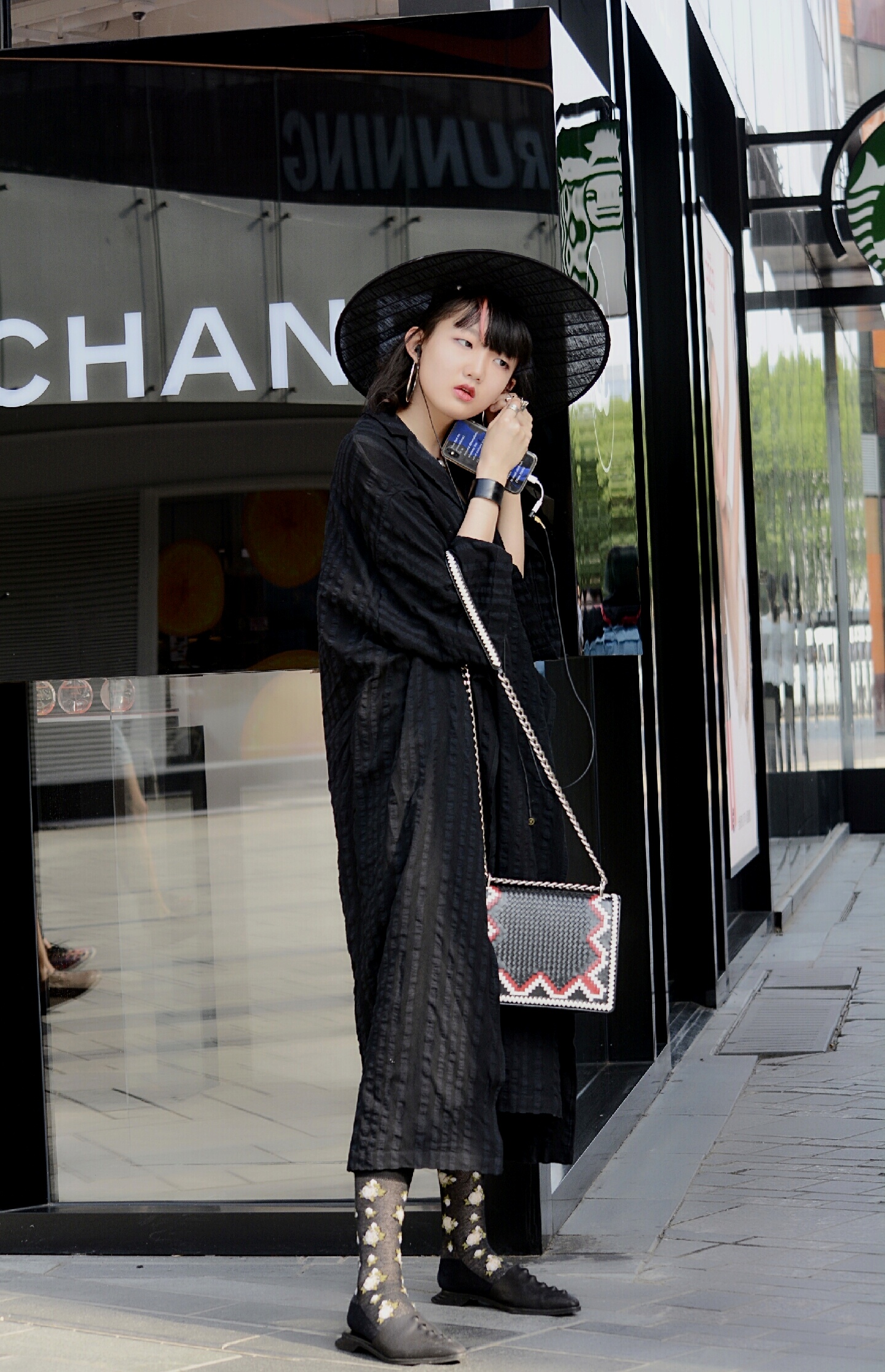 北京街拍:女孩这身个性穿搭,看上去真得好酷哦