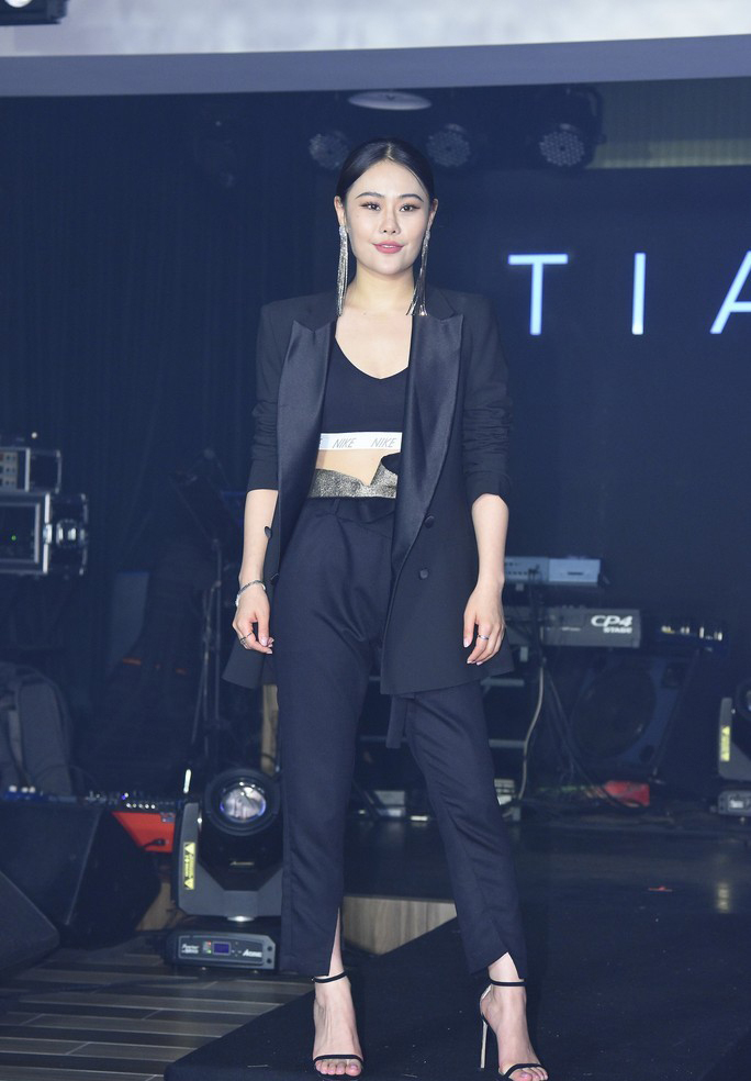 袁娅维深v装宣传专辑 萧煌奇送上可爱红唇抱枕