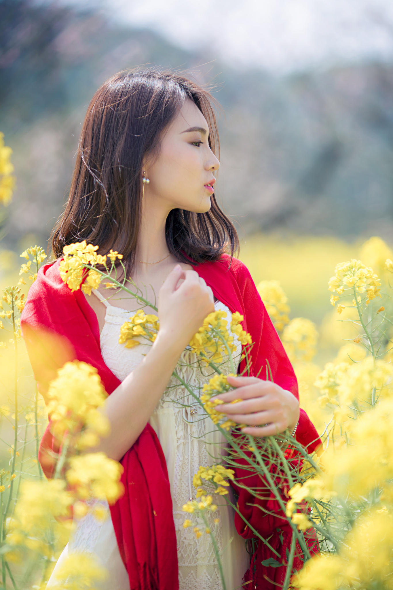 摄影:红衣女郎,盛开在你心里的野花!