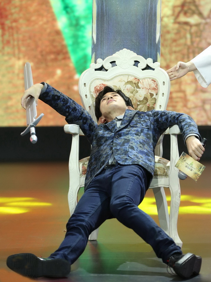 薛之谦坐姿,霍建华坐姿,胡歌坐姿,网友:谁更优雅,一目了然!