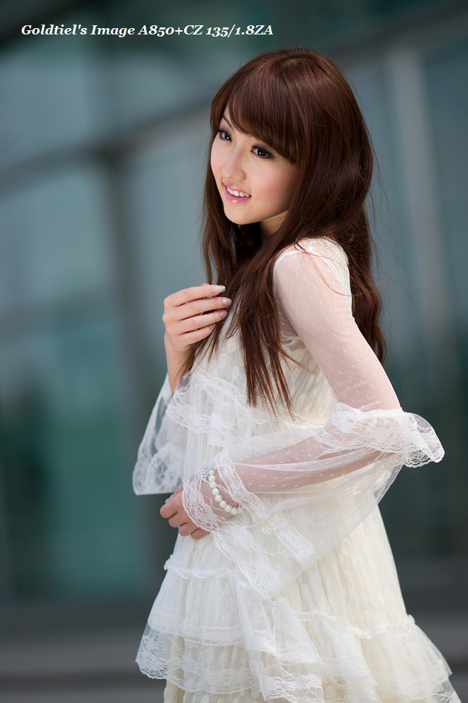 摄影:娃娃脸的模特皮肤白皙,但是微风太调皮!