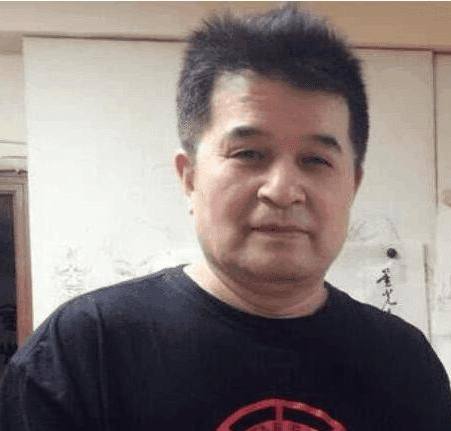 59岁毕福剑近照,曾因言语不当被封杀,现走出阴影享受生活