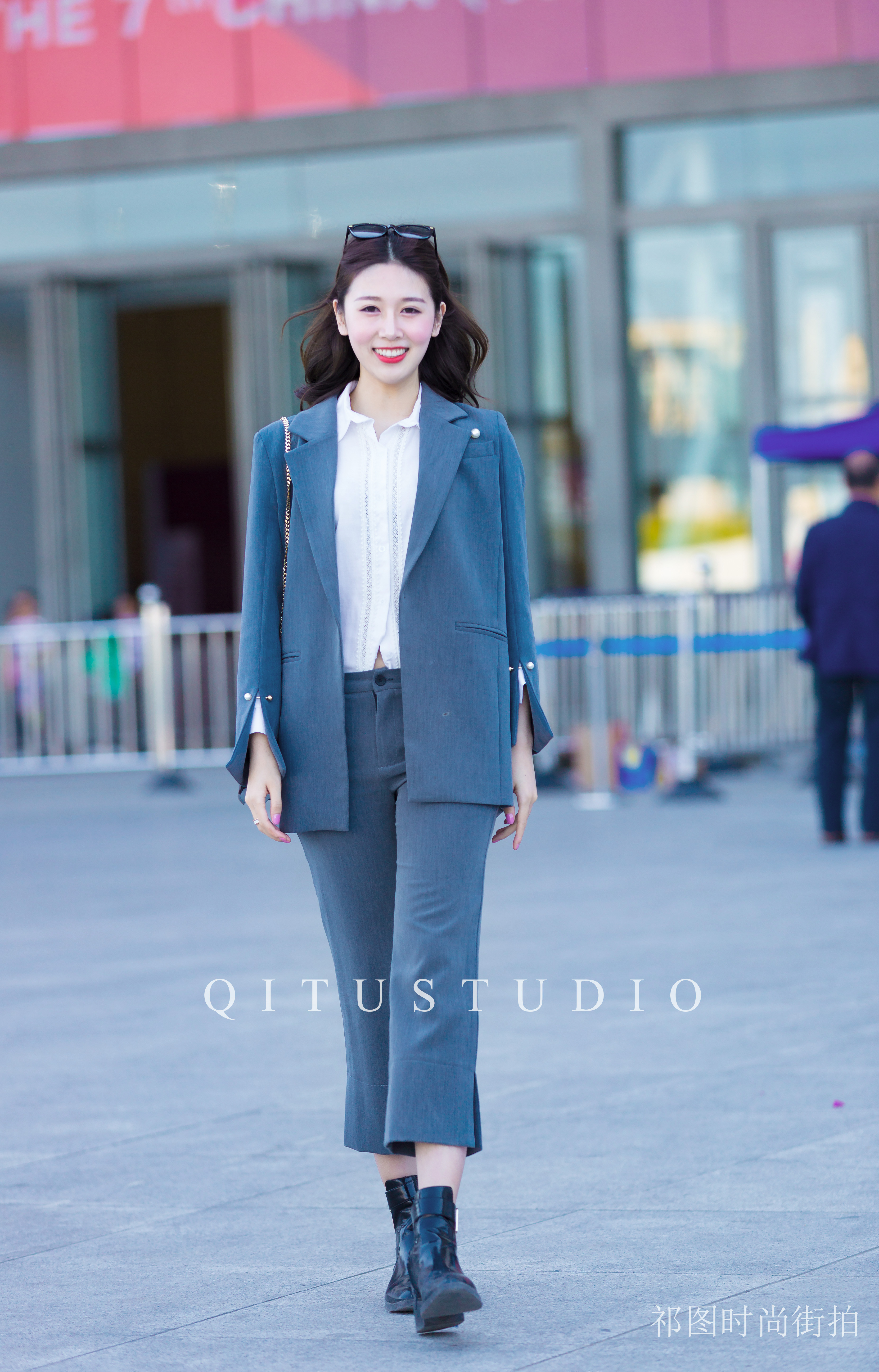 街拍:展厅外偶遇时尚西装美女模特