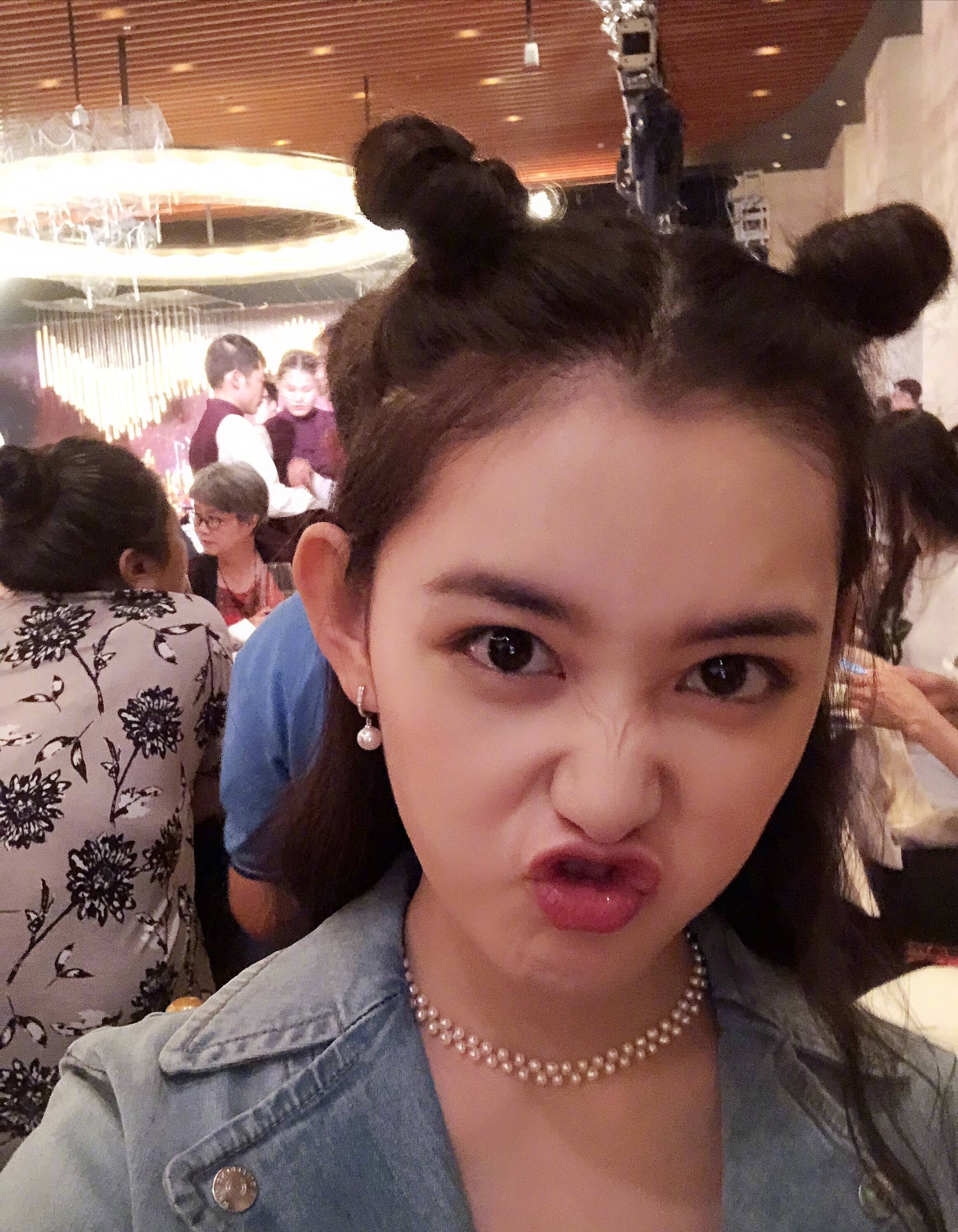 蒋依依扎着哪吒头参加朋友婚礼,真的是太可爱了