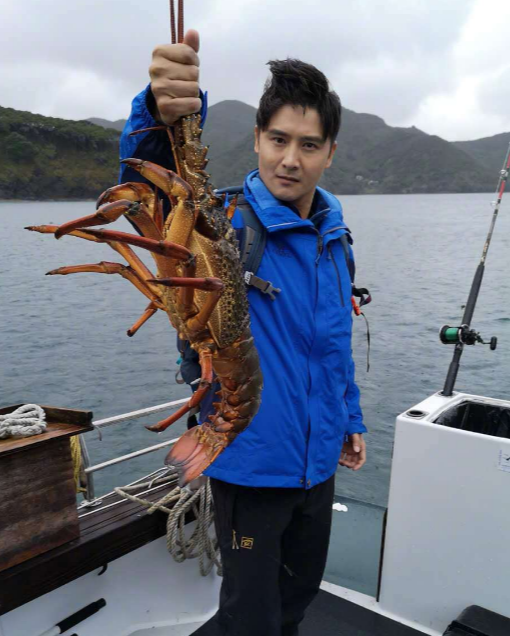 田亮微博晒大龙虾,结果发型成为亮点,网友:发型和大龙虾很配