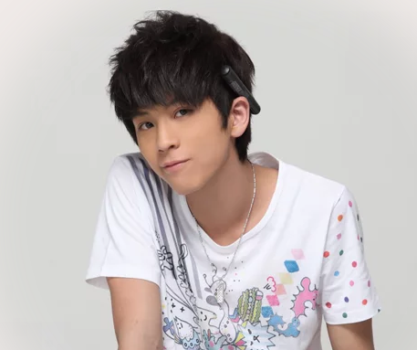 路人镜头下,武艺无ps近照曝光,网友:这颜值不ps依旧帅的掉渣!