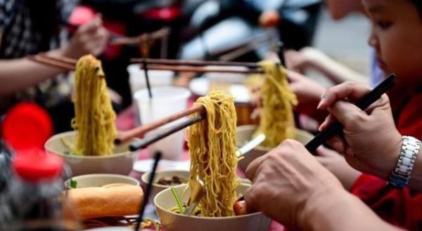 筷子悬空吃面?吃面吃出新花样