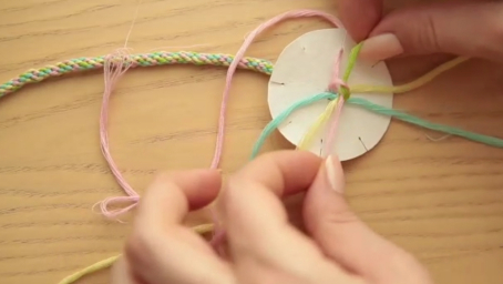 DIY七彩縫紉線輕鬆用紙板編織漂亮的手圈，不得不佩服這創意
