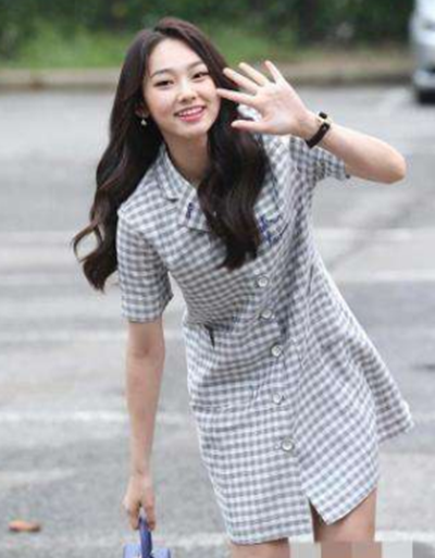 姜美娜曾经被粉丝称为"姜胖子",如今狂瘦26斤,小蛮腰小细腿瘦到飞起.