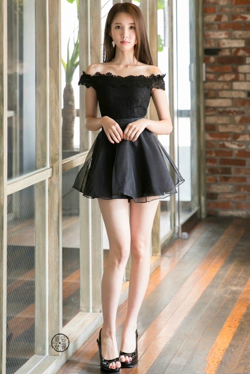 小姐姐穿黑色一字肩超短裙太清纯,这个锁骨实在太逆天